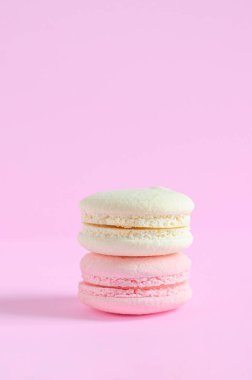 Yumuşak pembe kağıt arka planda kapalı beyaz ve pembe makarna