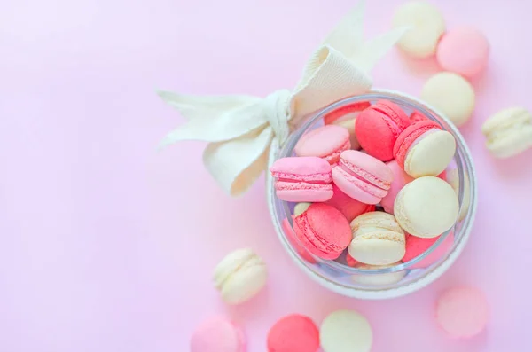 Draufsicht Auf Weiches Rosa Weißes Und Lila Mini Macaron Dessert — Stockfoto