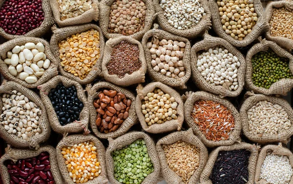 Ποικιλία Ειδών Φυσικών Δημητριακών Και Σπόρων Δημητριακών Σάκους Και Σκούρο — Φωτογραφία Αρχείου