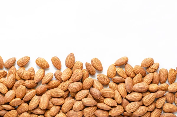 Metin eklemek için beyaz arkaplandaki badem tohumlarını kopyala