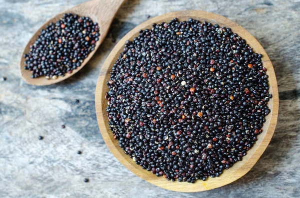 Horní Pohled Suché Organické Černé Quinoa Semena Dřevěné Míse Lžíce — Stock fotografie