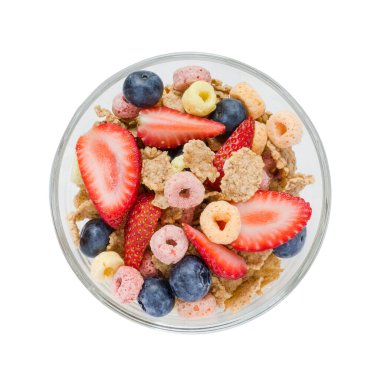 Mısır gevreği kahvaltısının en üst görüntüsü beyaz arka planda taze çilek ve yabanmersinli meyve kasesi.