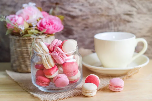 Geschlossen Süße Weiße Und Rosa Macaron Über Weichen Gelben Kaffeetasse — Stockfoto