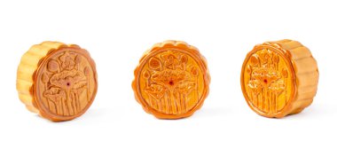 Koyu kahverengi tonda ahşap tabakta üç parça ev yapımı ay pastası. Çin Güz Ortası Festivali Kutlaması