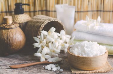 Kapalı bitkisel masaj kompresi, spa tuzu, parfüm çiçeği, yumuşak beyaz havlu, ve aroma jeli yumuşak vintage tonda grunge arkaplanda spa dükkanında.