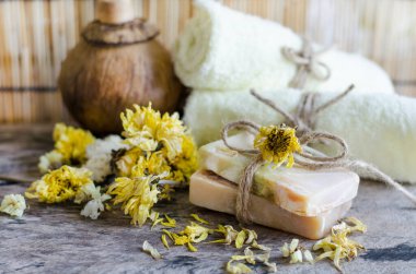 İki parça el yapımı spa sabunu. Kuru kokulu çiçek, bulanık sarı havlu ve kaplıca dükkanında aroma jeli.