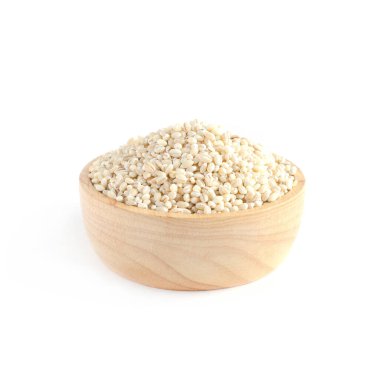 Kapalı organik arpa tohumu yığını beyaz arka planda ahşap kasede sağlıklı yemek pişirmeye hazır.