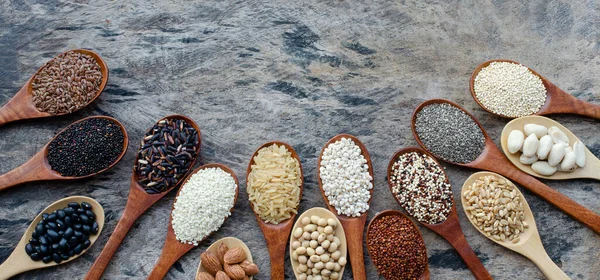 Variedad Cereales Orgánicos Secos Semillas Grano Cuchara Madera Sobre Fondo — Foto de Stock