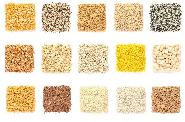 Beyaz zemin üzerinde kuru organik tahıl ve kare şeklinde tahıl tohumu koleksiyonu. Sağlıklı ya da diyet gıda malzemesi ya da tarım ürünü kavramı için 