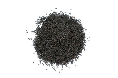 Beyaz zemin üzerinde kuru organik siyah susam tohumu yığınının üst görünümü