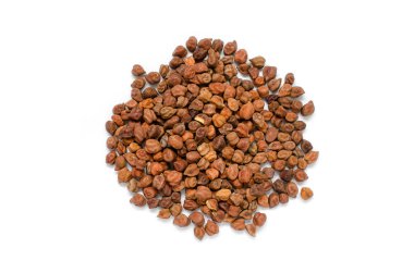 Beyaz arka planda kuru organik garbanzo ya da yavru bezelye tohumu yığını manzarası