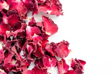 Beyaz zemin üzerinde kırmızı gül yaprakları grubu, kozmetik ya da parfüm içeriği için
