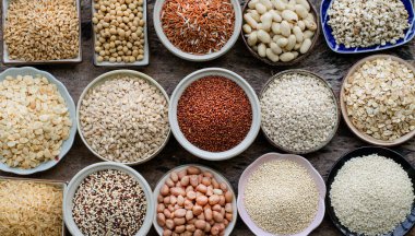 Çeşitli çeşitlerde beyaz, kahverengi ve koyu kahverengi doğal organik tahıl ve tahıl tohumları seramik kasede koyu tonda Grunge arkaplanda, sağlıklı veya temiz gıda malzemeleri veya tarımsal ürün konsepti için