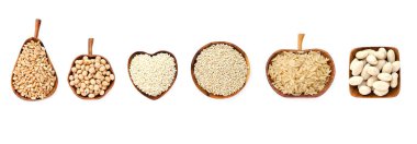 Kuru organik beyaz tohum yığını beyaz arka planda izole edilmiş meyve şeklindeki ahşap kase.