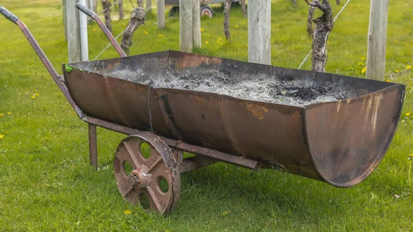 ブドウ園でプルーン缶を焼くために使用される車輪の上の油ドラム — ストック写真