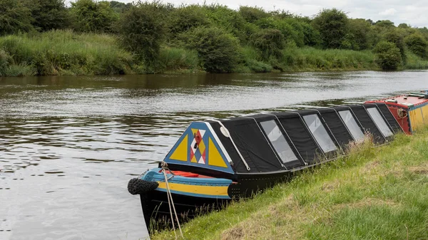 Black Narrow Boat Moored Alongside River Bank Painted Yellow Red — Stock Photo, Image