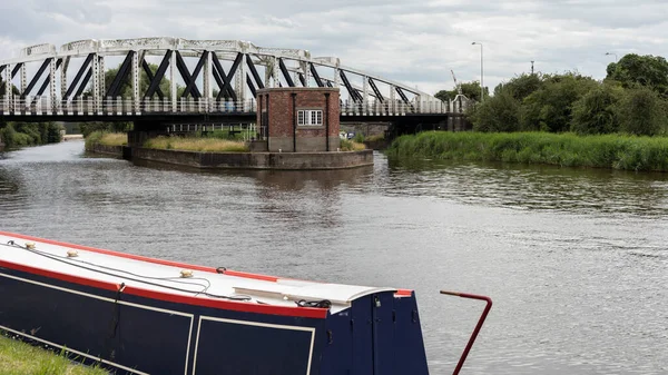 Blue Red Narrow Boat River Black White Bridge Background — Stock Photo, Image