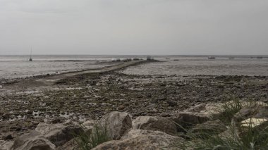 Geçit boyunca uzanan bir nehir kıyısına bakıyorum.