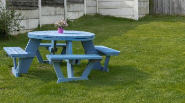 Bahçedeki mavi boyalı masa.