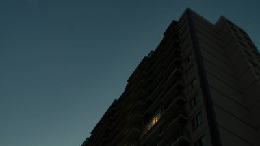 Yalnız pencere gece aydınlandı.