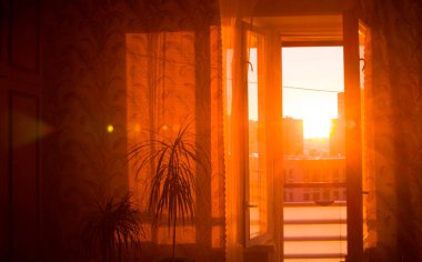 Pencereden gün batımı ışığı geliyor.