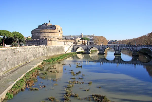 ROMA, ITÁLIA - 20 DE DEZEMBRO DE 2012: Castel Sant Angelo e Tibre River. Roma, Itália — Fotografia de Stock