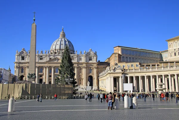 Řím, Itálie - 20 prosince 2012: Svatý Petr náměstí, St. Peter baziliky a Obelisk ve Vatikánu — Stock fotografie