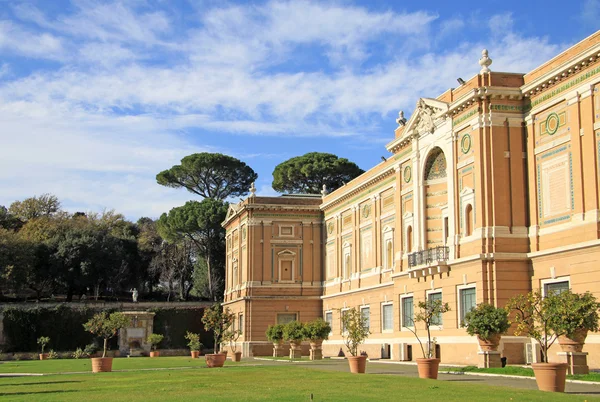 VATICANO, ROMA, ITALIA - 20 DE DICIEMBRE DE 2012: Edificio de la Pinacoteca Vaticana, parte de los museos vaticanos — Foto de Stock