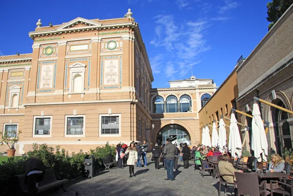 VATICAN, ROME, ITALIE - 20 DÉCEMBRE 2012 : Cour de Pinacothèque Vaticana, qui fait partie des musées du Vatican — Photo