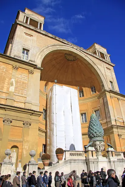 바티칸, 로마, 이탈리아 - 2012년 12월 20일: 사도 궁전, 벨베데레 안뜰의 외관 (코르틸 델라 피냐)) — 스톡 사진