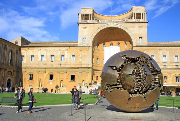 VATICAN, ROME, ITALIE - 20 DÉCEMBRE 2012 : Sphère dans la sculpture sphérique dans la cour du Pinecone des Musées du Vatican — Photo