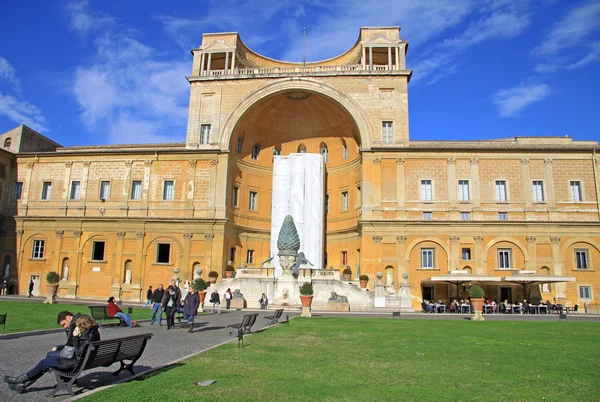 Watykan, Rzym, Włochy-20 grudnia, 2012: Pałac apostolski, fasada Belvedere Courtyard (Cortile della Pigna) — Zdjęcie stockowe