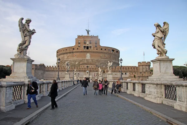 Rom, Italien-december 20, 2012: bron över Castel Sant'Angelo i Rom, Italien — Stockfoto