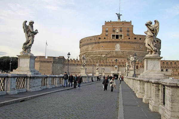 Rom, Italien-december 20, 2012: bron över Castel Sant'Angelo i Rom, Italien — Stockfoto