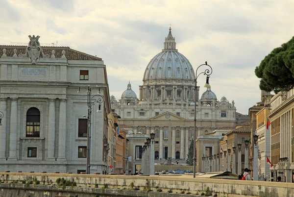 ROME, ITALY - DECEMBER 20, 2012: View of St. Peter's Basilica in Rome, Italy — Zdjęcie stockowe
