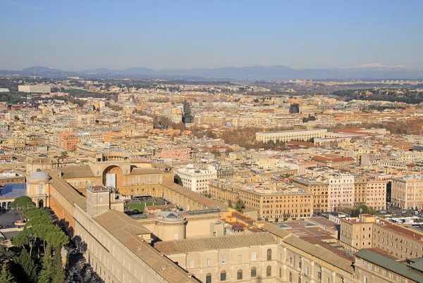 Rom, Italien - 20 December 2012: Flygfoto över Rom och Vatikanen från Peterskyrkan i Rom, Italien — Stockfoto