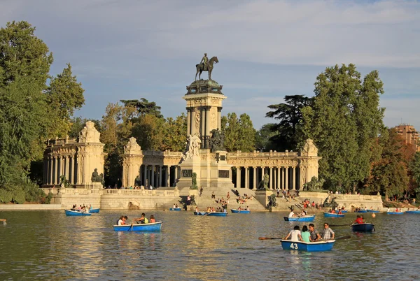 Madrid, Španělsko - 25 srpna 2012: Památník krále Alfonsa XII v parku Buen Retiro (El Retiro), Madrid, Španělsko — Stock fotografie