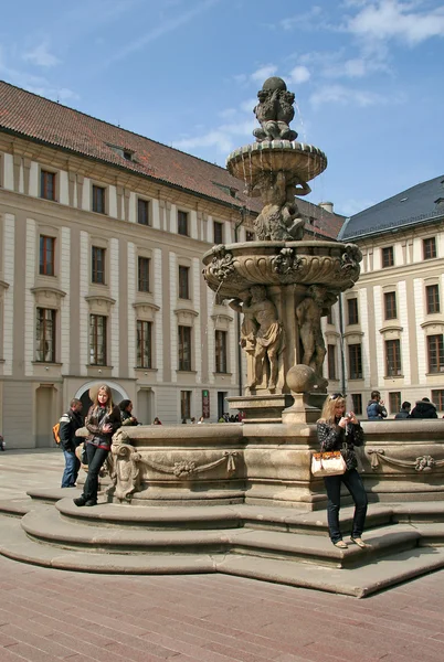 PRAGUE, RÉPUBLIQUE TCHÈQUE - 16 AVRIL 2010 : Vue de la fontaine sur la deuxième cour du château de Prague, Prague, République tchèque — Photo