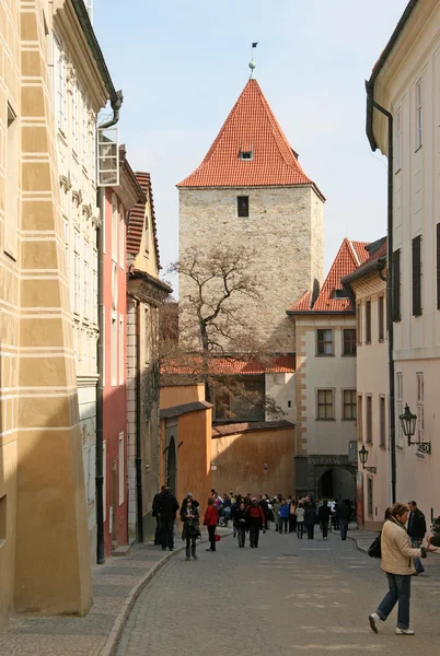 Prague, Cseh Köztársaság - április 16., 2010: Fekete-torony a prágai vár — Stock Fotó