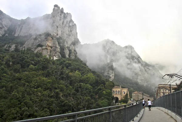 ベネディクト会修道院サンタ・マリア ・ デ モントセラト、スペインのモンセラット山のモンセラット, スペイン - 2012 年 8 月 28 日: 霧の朝 — ストック写真