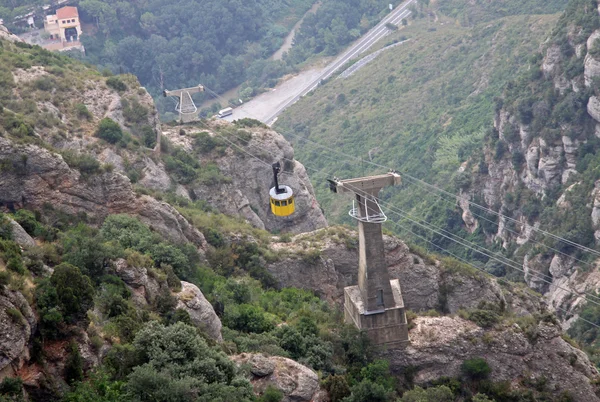 MONTSERRAT, ESPANHA - 28 DE AGOSTO DE 2012: O teleférico Montserrat-Aeri para a abadia beneditina de Santa Maria de Montserrat — Fotografia de Stock