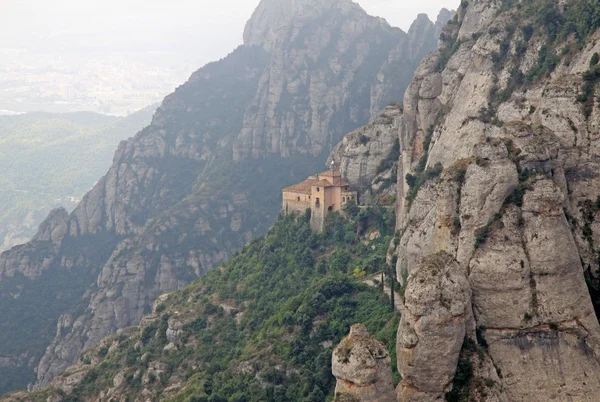 MONTSERRAT, ESPAÑA - 28 DE AGOSTO DE 2012: Mañana brumosa en la abadía benedictina Santa Maria de Montserrat en Monistrol de Montserrat, España —  Fotos de Stock