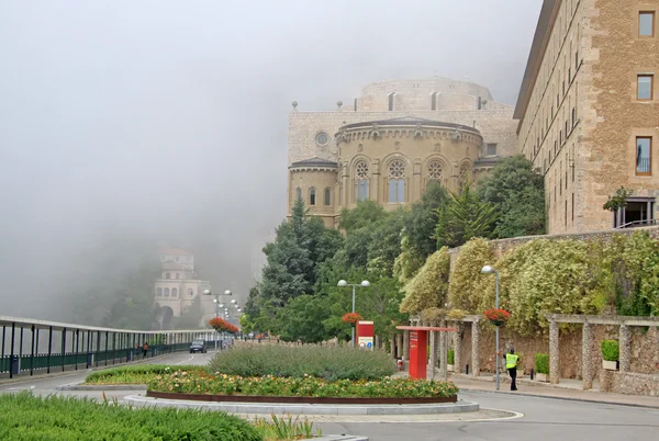 Montserrat, Spanyolország - augusztus 28, 2012: Ködös reggel a bencés apátság Santa Maria de Montserrat Monistrol de Montserrat, Spanyolország — Stock Fotó