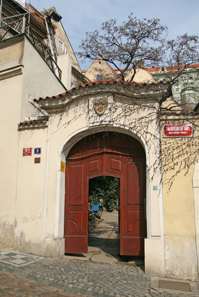 Praha, Česká republika-16. duben 2010: Gates na Valdštejnském náměstí (Valdštejnske Square) v Praze — Stock fotografie