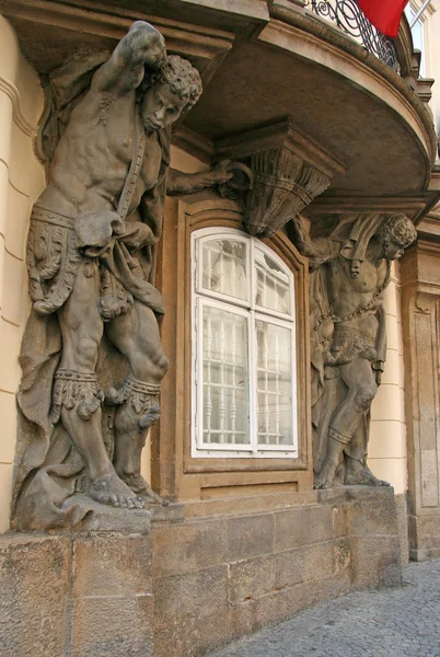 Prague, Republika Czeska - 16 kwietnia 2010: atlas mięśni wspieranie, starym budynku w Praga, Czech Republic — Zdjęcie stockowe