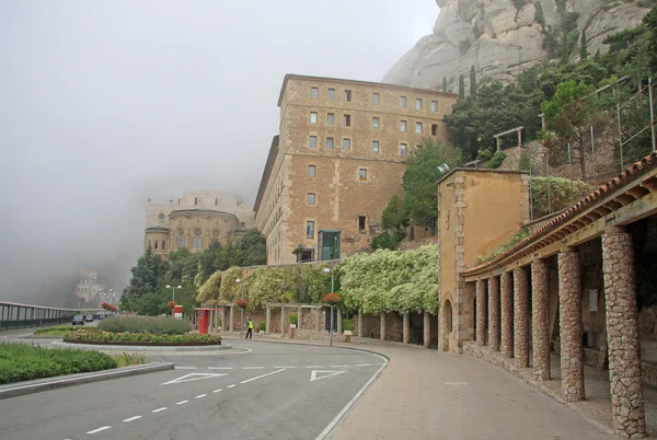 MONTSERRAT, ESPANHA - 28 de agosto de 2012: manhã enevoada na abadia beneditina de Santa Maria de Montserrat em Monistrol de Montserrat, Espanha — Fotografia de Stock