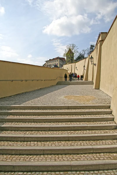 PRAGUE, RÉPUBLIQUE TCHÈQUE - 16 AVRIL 2010 : Touristes sur l'escalier du Vieux Château - escaliers menant au Château de Prague. Quartier de la Petite Ville (Mala Strana ). — Photo