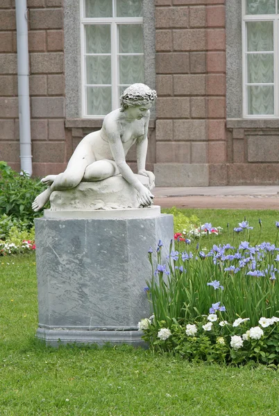 ST. PETERSBURG, TSARSKOYE SELO, RUSIA - 26 DE JUNIO DE 2008: La escultura de Catherine Park — Foto de Stock