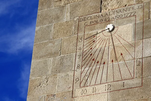 BARCELONA, ESPAÑA - 14 DE DICIEMBRE DE 2011: Reloj de sol en una pared del Castillo de Montjuic en Barcelona, España —  Fotos de Stock