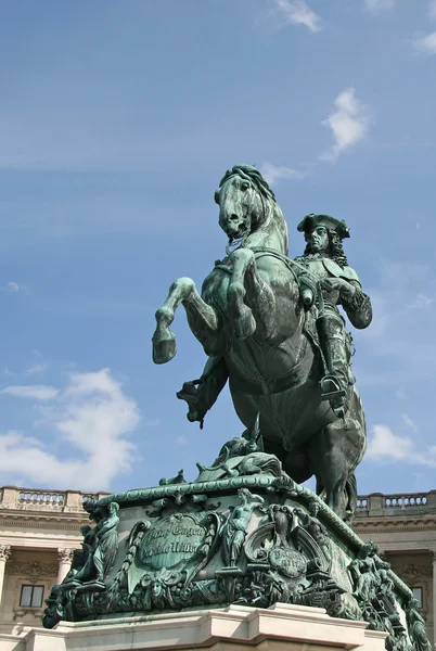 ВЕНА, Австрия - 22 апреля 2010 года: Статуя принца Евгения перед дворцом Хофбург, Вена, Австрия — стоковое фото